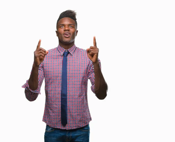 Jovem Homem Negócios Afro Americano Sobre Fundo Isolado Espantado Surpreso — Fotografia de Stock