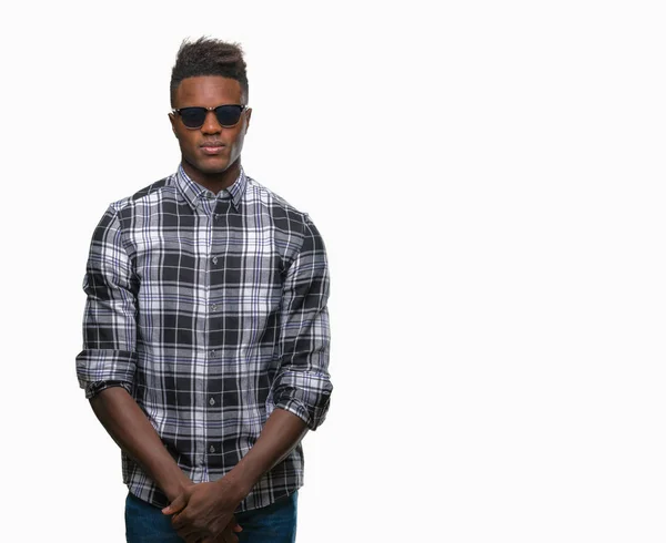 Afro Amerikai Fiatalember Napszemüveget Visel Arcán Súlyos Kifejezés Elszigetelt Háttérhez — Stock Fotó
