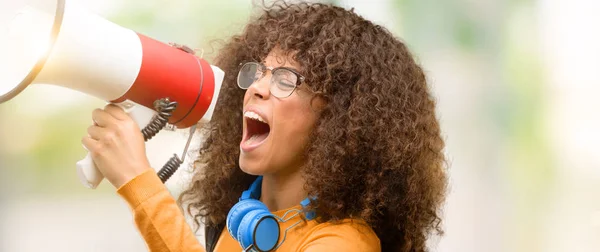 Mujer Estudiante Afroamericana Comunica Gritando Fuerte Sosteniendo Megáfono Expresando Éxito —  Fotos de Stock