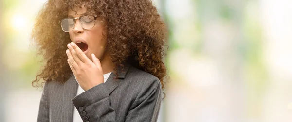 Mujer Negocios Afroamericana Con Gafas Aburridas Bostezando Cansada Cubriendo Boca — Foto de Stock