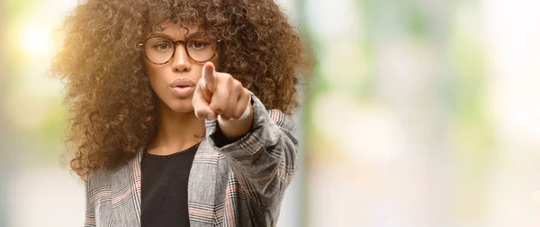 Mujer Afroamericana Con Una Chaqueta Apuntando Con Dedo Cámara Signo — Foto de Stock