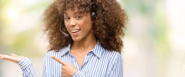 Africano Americano Call Center Operador Mujer Muy Feliz Señalando Con — Foto de Stock