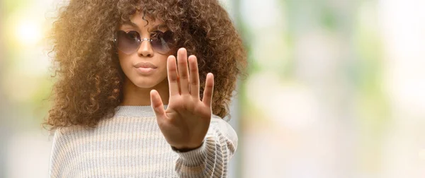 Afrikanisch Amerikanische Frau Trägt Einen Gestreiften Pullover Mit Offener Hand — Stockfoto