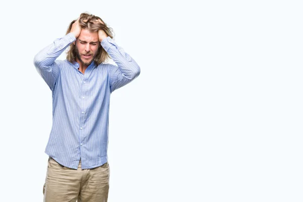 Mladý Pohledný Muž Dlouhými Vlasy Nad Izolované Pozadí Trpí Bolest — Stock fotografie