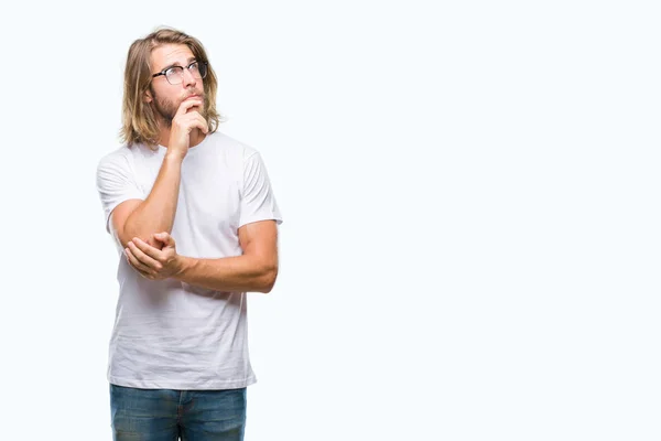 Joven Hombre Guapo Con Pelo Largo Con Gafas Sobre Fondo — Foto de Stock