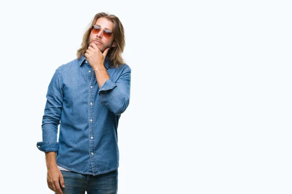 Joven Hombre Guapo Con Pelo Largo Con Gafas Sol Sobre —  Fotos de Stock