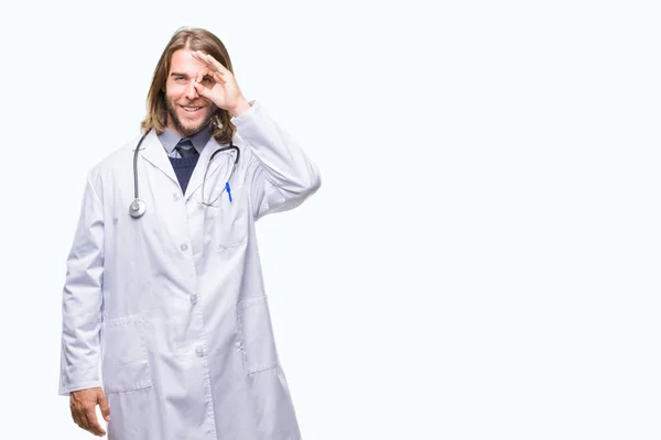 Giovane Bell Uomo Medico Con Capelli Lunghi Sfondo Isolato Facendo — Foto Stock