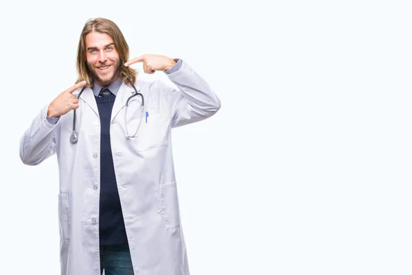 自信を持って示す 指歯と口を指して笑顔孤立の背景の上の長い髪の男は若いハンサムな医者 健康の概念 — ストック写真