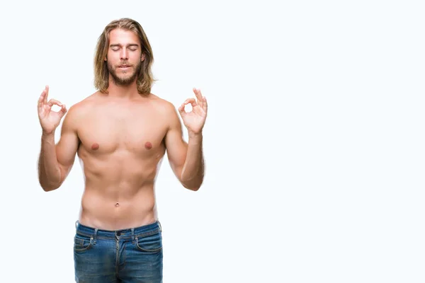孤立した背景にセクシーな体を見せて髪の長い若いハンサムな上半身裸の男のリラックスし 瞑想指ジェスチャーをやって閉じた目を浮かべてします ヨガの概念 — ストック写真
