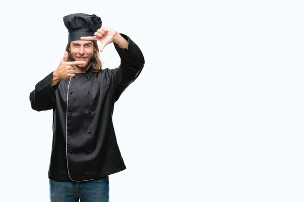 Joven Guapo Cocinero Con Pelo Largo Sobre Fondo Aislado Sonriendo — Foto de Stock