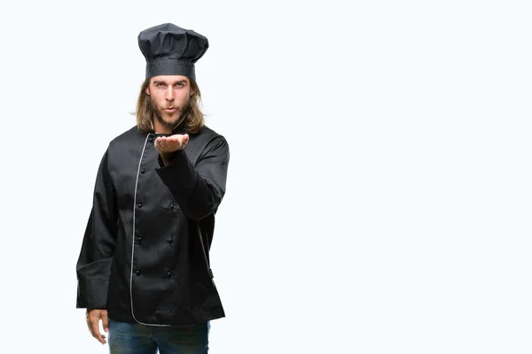 Jovem Cozinheiro Bonito Com Cabelos Longos Sobre Fundo Isolado Olhando — Fotografia de Stock