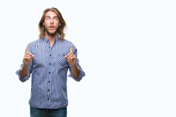 Junger Gutaussehender Mann Mit Langen Haaren Vor Isoliertem Hintergrund Erstaunt — Stockfoto