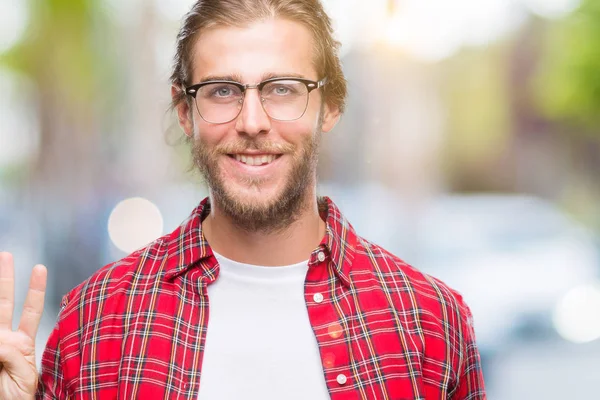 Joven Hombre Guapo Con Pelo Largo Con Gafas Sobre Fondo —  Fotos de Stock