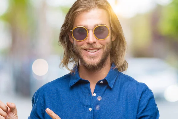 Mladý Pohledný Muž Dlouhými Vlasy Nosí Sluneční Brýle Izolované Pozadí — Stock fotografie