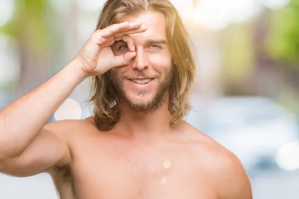 Jovem Bonito Homem Sem Camisa Com Cabelos Longos Mostrando Corpo — Fotografia de Stock