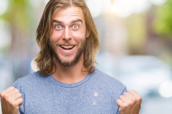 Joven Hombre Guapo Con Pelo Largo Sobre Fondo Aislado Celebrando —  Fotos de Stock