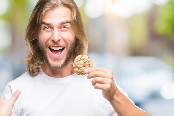 Giovane Bell Uomo Con Capelli Lunghi Mangiare Cioccolato Cucina Sfondo — Foto Stock