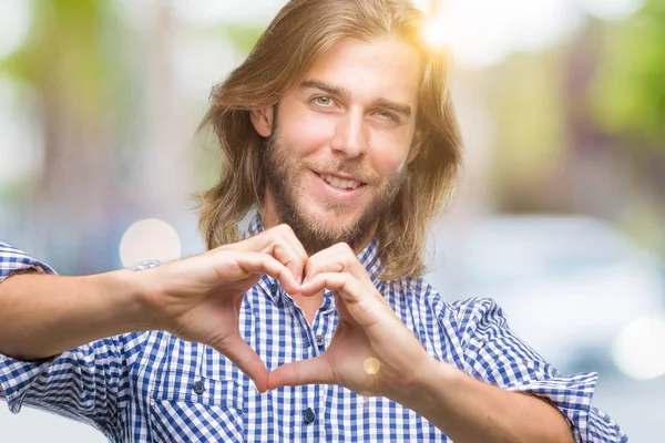 Homem Bonito Jovem Com Cabelos Longos Sobre Fundo Isolado Sorrindo — Fotografia de Stock