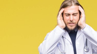 Genç yakışıklı Doktor uzun saçlı adam baş baş ağrısı için el ile izole arka plan üzerinde çünkü stres. Migren muzdarip.