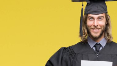 Genç yakışıklı adam uzun saçlı boş kağıt izole arka plan üzerinde çok el ve parmak ile işaret mutlu tutarak yüksek lisans