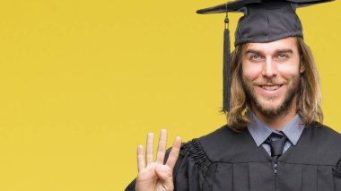 Gösterilen ve parmakları ile işaret izole arka plan üzerinde uzun saçlı Genç mezun yakışıklı kendinden emin ve mutlu gülümseyerek süre dört numara.