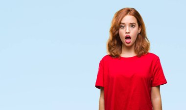 Genç güzel kadın izole arka plan korkuyor ve sürpriz ifade ile şok yüzünden korku ve yüz heyecanlı.