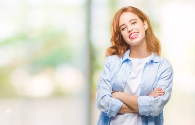 Genç güzel iş kadın izole arka plan mutlu yüz çapraz silah kameraya bakarak ile gülümseyen yüzünden. Olumlu bir kişi.