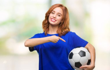 İzole arka plan futbol futbol topu çok mutlu el ve parmak ile işaret tutan genç güzel kadın