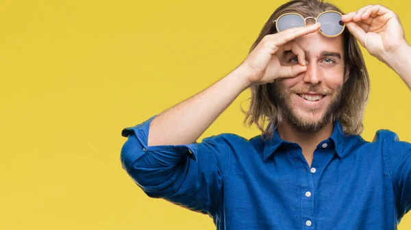 Joven Hombre Guapo Con Pelo Largo Con Gafas Sol Sobre — Foto de Stock