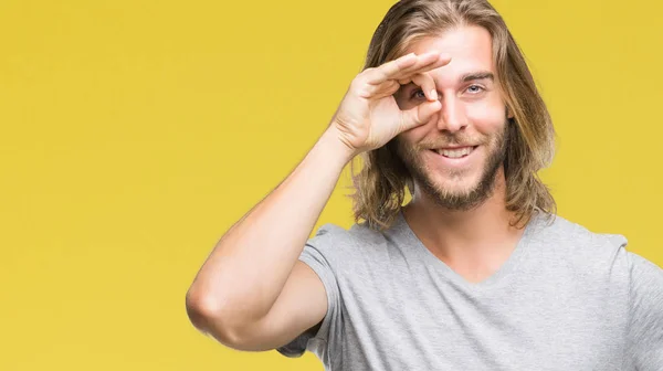 Jeune Homme Beau Avec Les Cheveux Longs Sur Fond Isolé — Photo