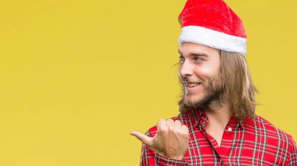 Mladý Pohledný Muž Dlouhými Vlasy Nosí Santa Claus Klobouk Izolované — Stock fotografie