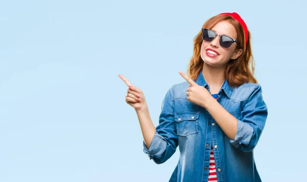 Joven Hermosa Mujer Sobre Fondo Aislado Con Gafas Sol Sonriendo — Foto de Stock