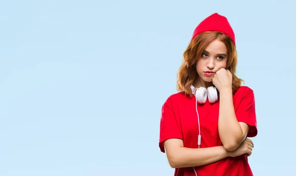Junge Schöne Hipsterfrau Über Isoliertem Hintergrund Mit Kopfhörern Und Mütze — Stockfoto