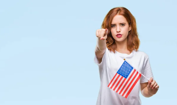 Joven Hermosa Mujer Sosteniendo Bandera América Sobre Fondo Aislado Señalando —  Fotos de Stock