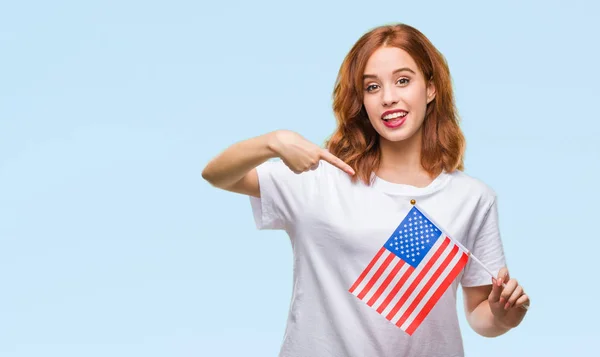 Νεαρή Όμορφη Γυναίκα Κρατώντας Την Σημαία Της Αμερικής Πάνω Από — Φωτογραφία Αρχείου