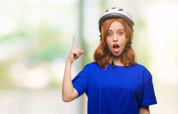 Jovem Mulher Bonita Vestindo Capacete Ciclista Sobre Fundo Isolado Apontando — Fotografia de Stock