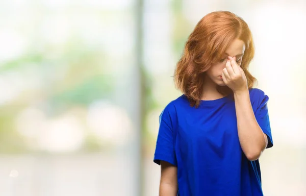 Jeune Belle Femme Sur Fond Isolé Fatigué Frottant Nez Les — Photo