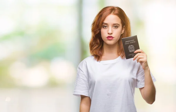 Jovem Bela Mulher Segurando Passaporte Itália Sobre Fundo Isolado Com — Fotografia de Stock