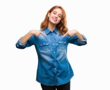 Yüzünde gülümseme ile kendinden emin görünüyorsun, kendini gururlu ve mutlu parmakları ile işaret izole arka plan üzerinde genç güzel kadın.