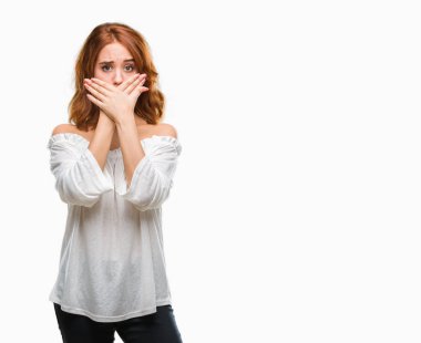 Genç güzel kadın izole arka plan ağız hata için elleriyle kapsayan şok yüzünden. Gizli kavramı.