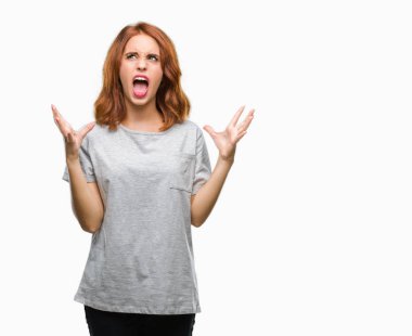 Genç güzel kadın izole arka plan çılgın ve kızgın bağırarak ve agresif ifade ve silah kaldırdı bağırıyor. Hayal kırıklığı kavramı.