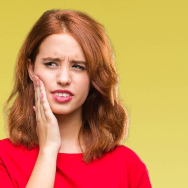 Genç güzel kadın diş ağrısı veya dişlerde dişlerle ilgili hastalık nedeniyle ağız acı ifadesi ile el ile dokunmak izole arka plan yüzünden. Diş hekimi kavramı.