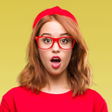 Genç güzel kadın izole arka plan korkuyor ve sürpriz ifade ile şok yüzünden korku ve yüz heyecanlı.