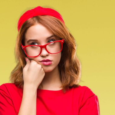 İzole arka plan düşünme seyir üzerinde genç güzel kadın yorgun ve sıkılmış çapraz silah depresyon sorunları ile.