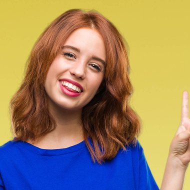 Genç güzel kadın mutlu yüz zafer işareti yaparken kameraya göz kırpıyor ile gülümseyen izole arka plan yüzünden. İki numaralı.