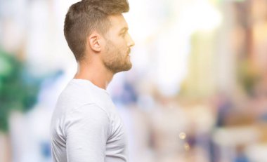 Yakışıklı delikanlı izole arka tarafına, seyir üzerinde dinlenmek doğal yüz emin gülümseme ile pozuyla profili.