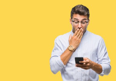 Hata, korku, sessizlik içinde gizli kavramı korkmuş ifade için utanç ile akıllı telefon kullanan izole arka kapak ağız el ile üzerinden yakışıklı delikanlı manifatura şok