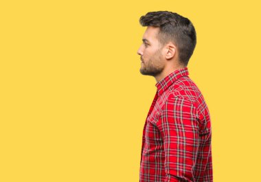 Yakışıklı delikanlı izole arka tarafına, seyir üzerinde dinlenmek doğal yüz emin gülümseme ile pozuyla profili.