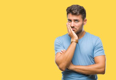 İzole arka plan düşünme seyir üzerinde genç yakışıklı adam yorgun ve sıkılmış çapraz silah depresyon sorunları ile.