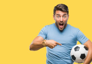 Futbol futbol topu izole arka plan üzerinde çok mutlu el ve parmak ile işaret tutan genç yakışıklı adam